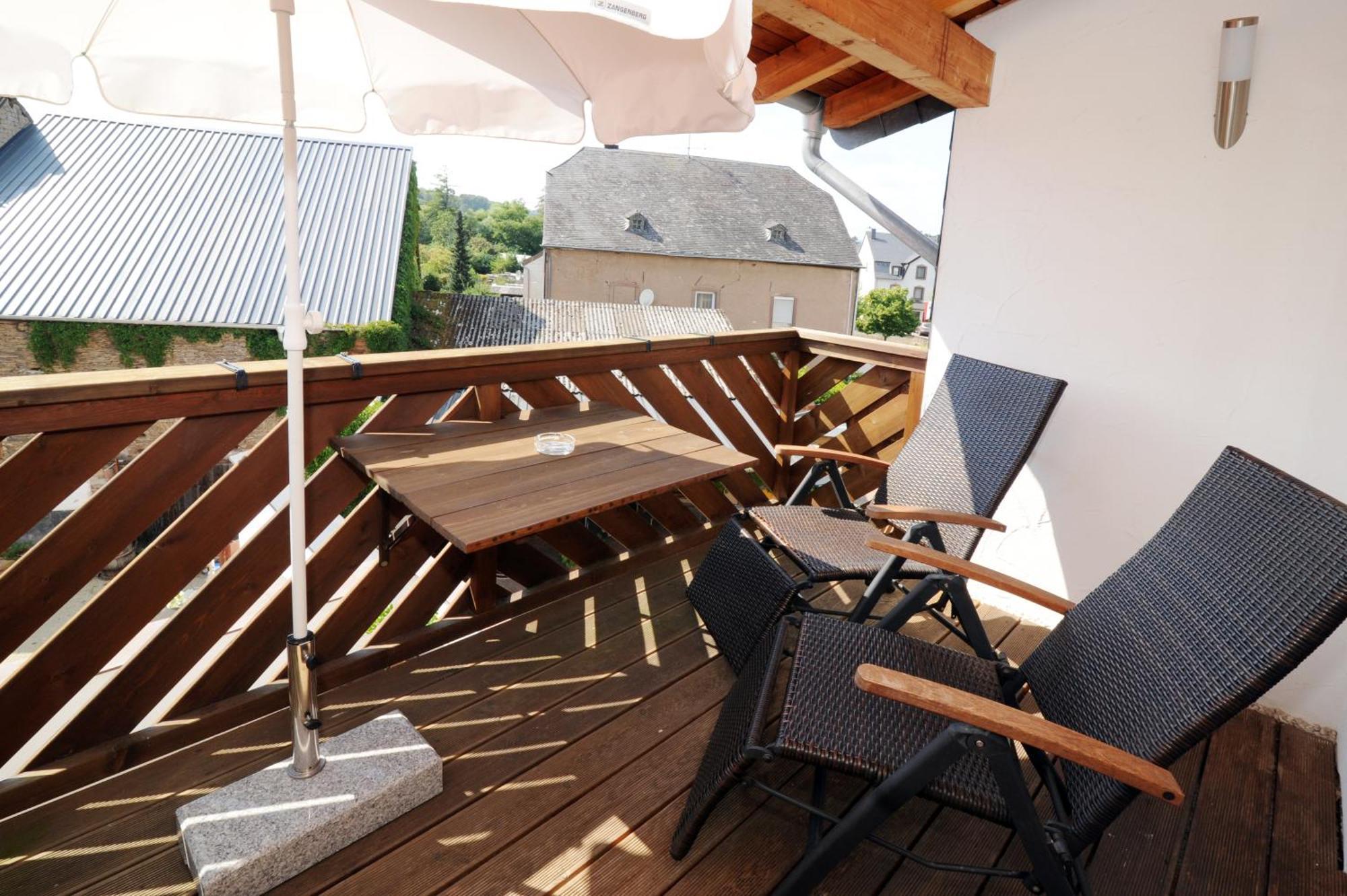 Weingut U. Gaestehaus Becker Platten Bagian luar foto